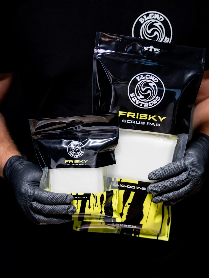 Porównanie dwóch opakowań Frisky zawierającego 1 sztukę i 3 sztuki scrub padów.