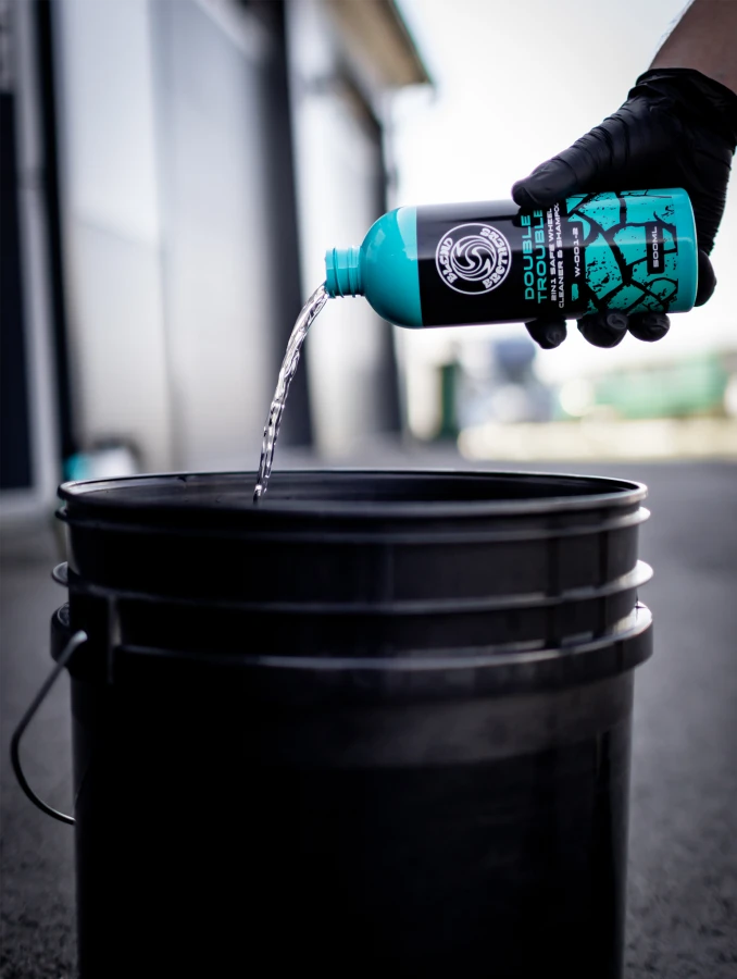 Użycie produktu Double Trouble jako szamponu do mycia kół, opon, felg. Szampon i cleaner jest częścią zestawu do czyszczenia i pielęgnacji kół.