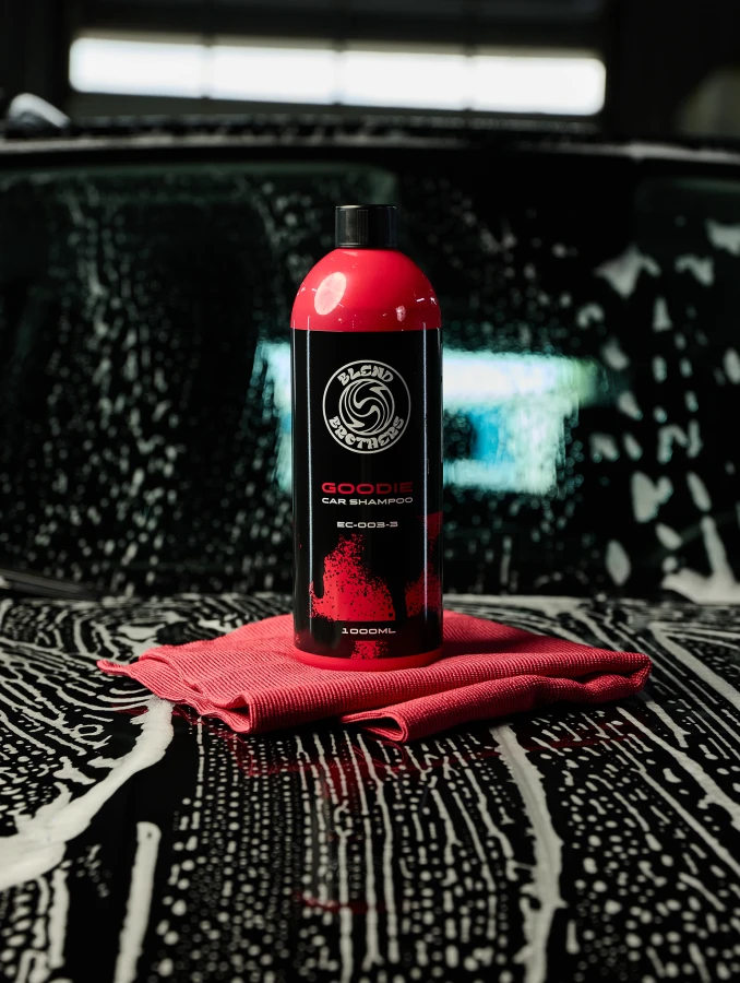 Car wash kit z powłoką EZ Coating i szamponem Goodie do detailingu auta. Pokazanie szamponu Goodie na masce auta podczas mycia.