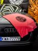 Craftie to ręcznik do osuszania karoserii samochodów. Pokazanie procesu osuszania maski auta.