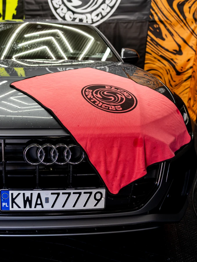 Craftie to ręcznik do osuszania karoserii samochodów. Pokazanie procesu osuszania maski auta.