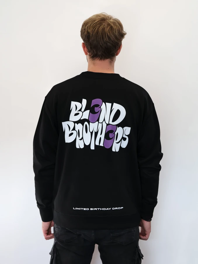 Bluza urodzinowa Blend Brothers na 3 urodziny marki. Limitowany drop. Mężczyzna w czarnej bluzie tyłem.