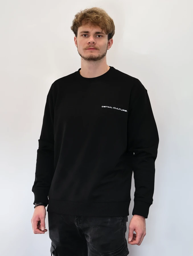 Bluza urodzinowa Blend Brothers na 3 urodziny marki. Limitowany drop. Mężczyzna w czarnej bluzie przodem.