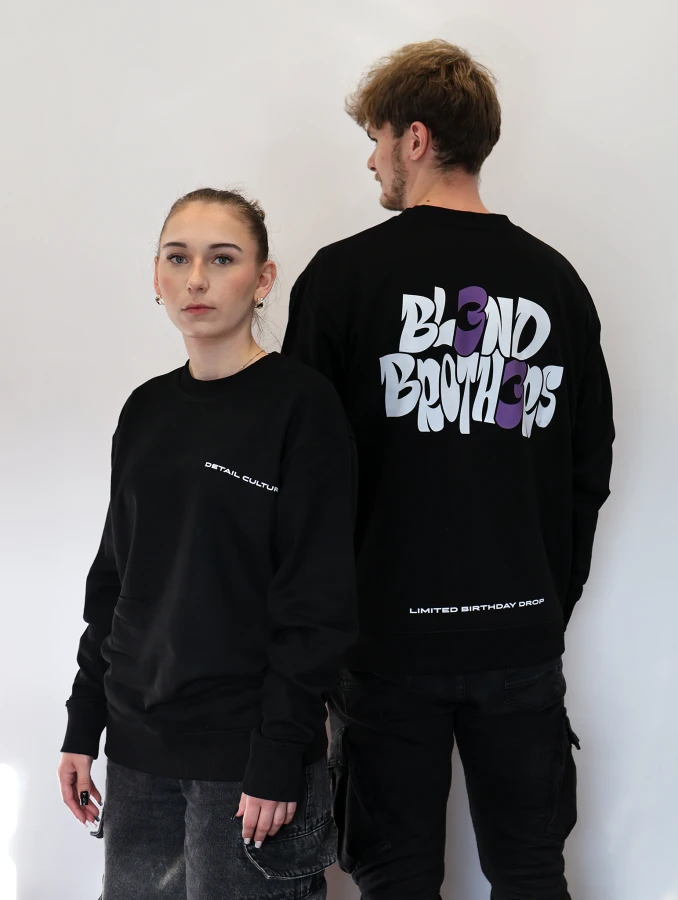 Pokazanie czarnej bluzy urodzinowej Blend Brothers od tyłu i przodu. Pokazanie jak wygląda na kobiecie i na mężczyźnie.