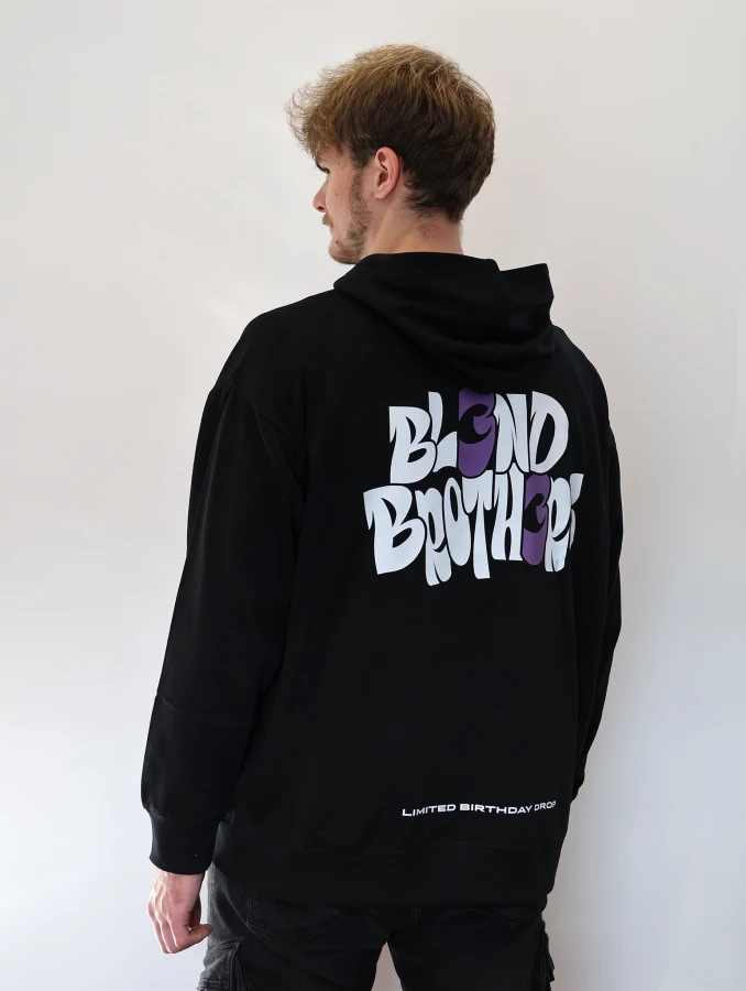 Bluza urodzinowa Blend Brothers na 3 urodziny marki. Limitowany drop. Mężczyzna w czarnej bluzie tyłem.