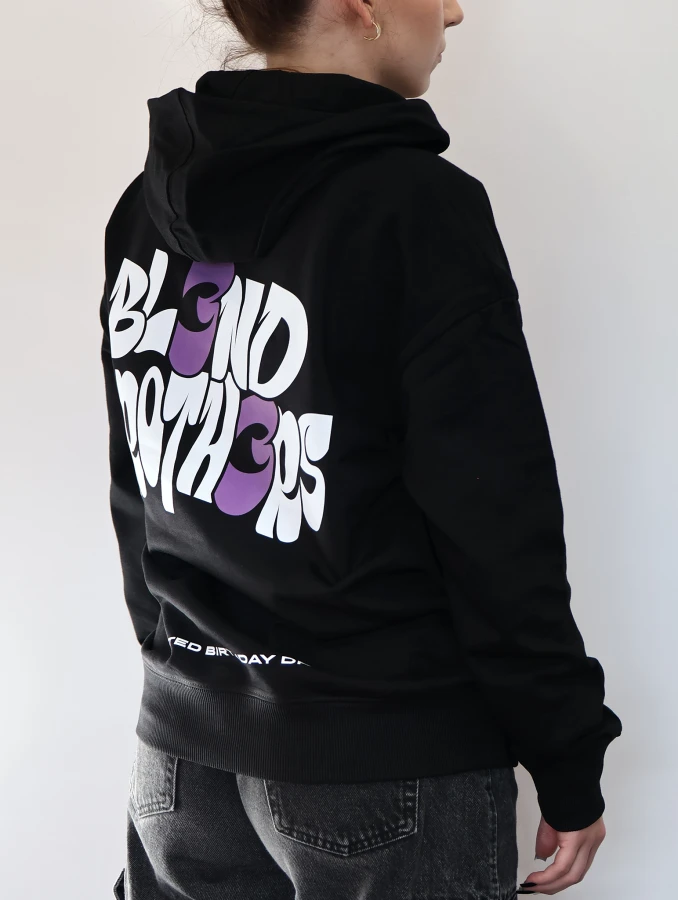 Bluza urodzinowa Blend Brothers na 3 urodziny marki. Limitowany drop. Kobieta w czarnej bluzie tyłem.