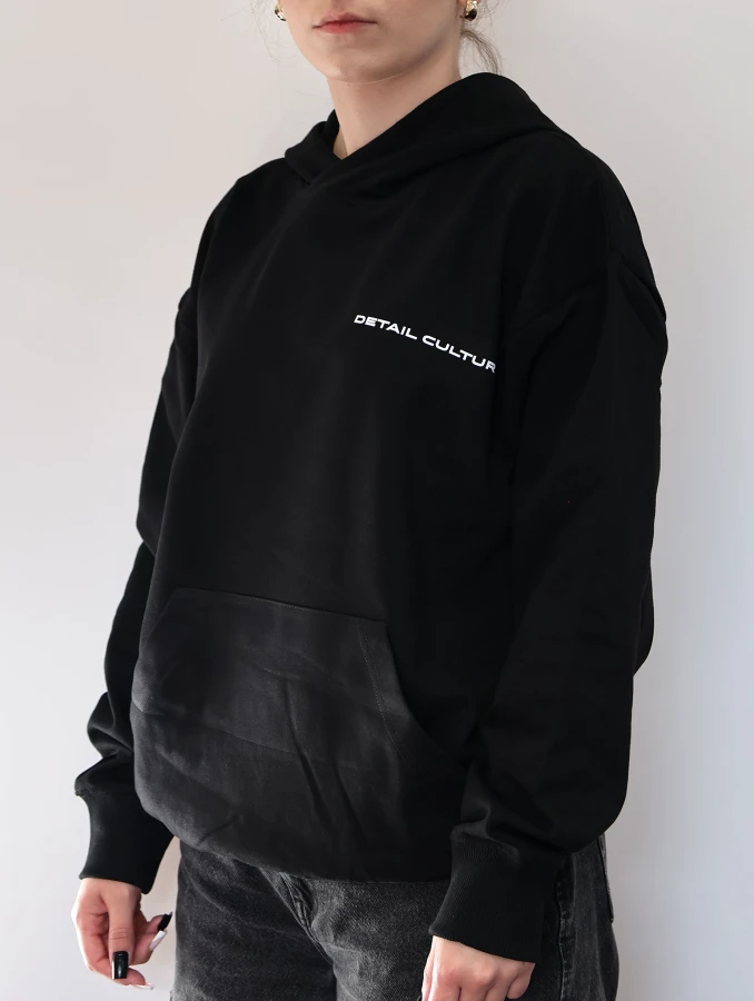 Bluza urodzinowa Blend Brothers na 3 urodziny marki. Limitowany drop. Kobieta w czarnej bluzie przodem.